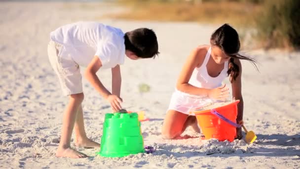 Niños jugando en la arena — Vídeos de Stock