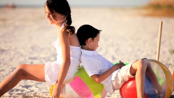 Crianças diversão na praia — Vídeo de Stock
