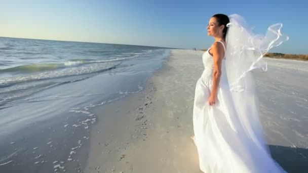 Novia de playa en su vestido de novia — Vídeos de Stock