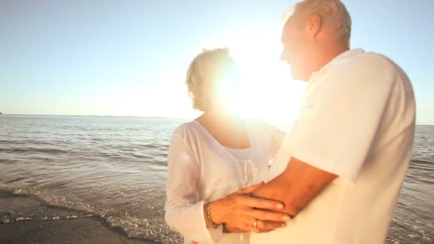 Couple sénior romantique le soir d'été — Video