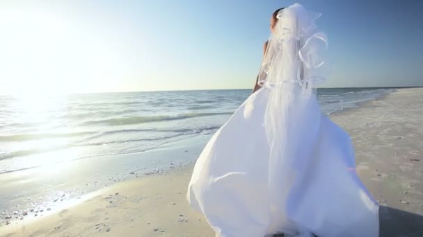 Hermosa novia de playa — Vídeos de Stock