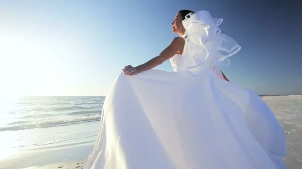 Vestido de novia soplando en la brisa — Vídeo de stock