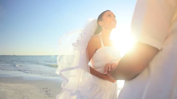 Boda romántica playa — Vídeo de stock