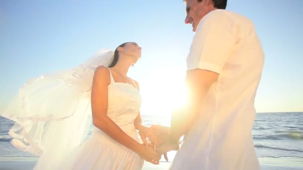 Praia beijo de casamento — Vídeo de Stock