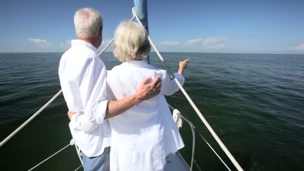 Couple d'âge mûr sur yacht de luxe — Video