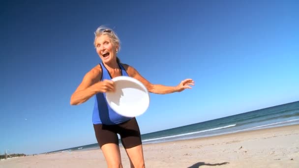 Seniorin Spaß am Strand — Stockvideo