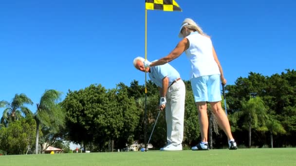 Здоровые пожилые наслаждаются гольфом — стоковое видео