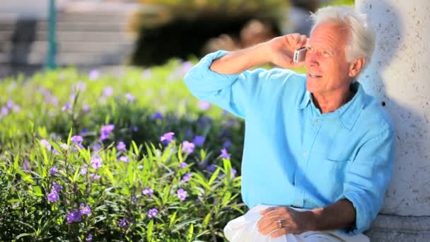 Hombre mayor con teléfono celular — Vídeos de Stock
