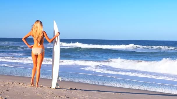 Блондинка для серфинга — стоковое видео