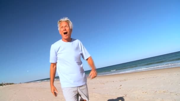 Starší muž beach cvičení — Stock video