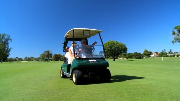 Seniorer i golf buggy — Stockvideo