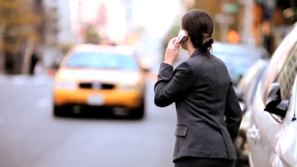 Junge Geschäftsfrau bejubelt ein Taxi — Stockvideo