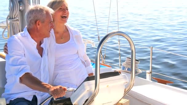 Seniors navegando su yate de lujo — Vídeo de stock