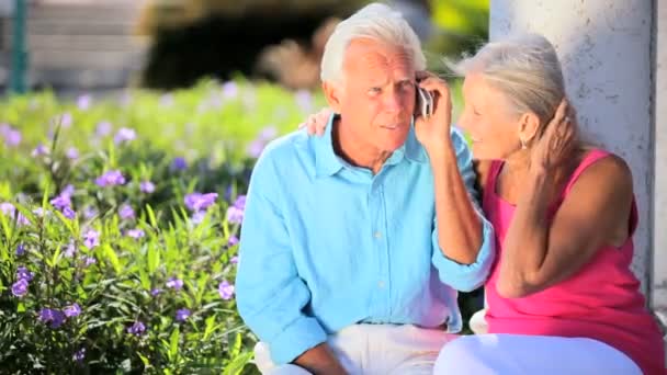 Retired Couple Using a Cell Phone — Stock Video