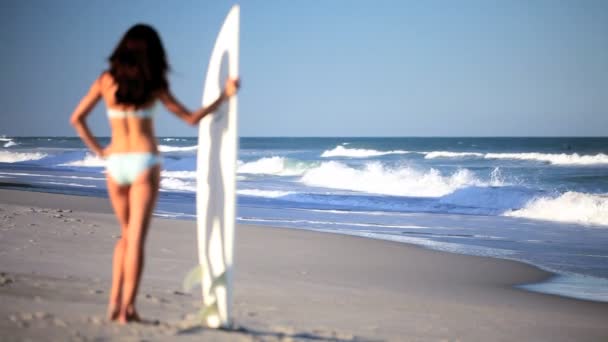 Strand model met surfboard — Stockvideo