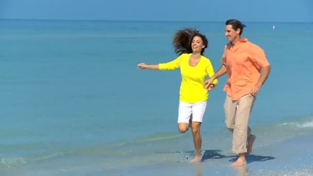 Casal atraente se divertindo na praia — Vídeo de Stock