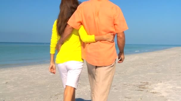 Mladý pár, chůze na pláž — Stock video