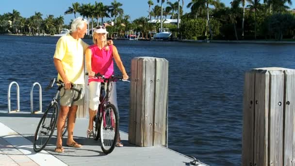 Pensioen fietsen oefening — Stockvideo