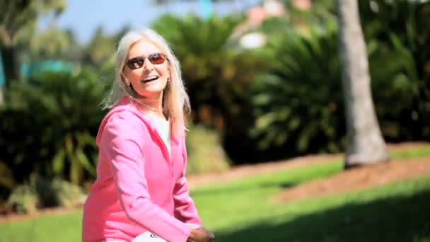 Saludable abuela jugando frisbee — Vídeo de stock