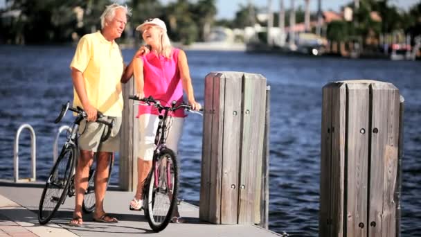 骑自行车在退休后的休闲 — 图库视频影像