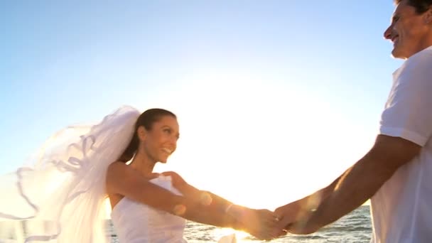 Casal de casamento no pôr do sol — Vídeo de Stock