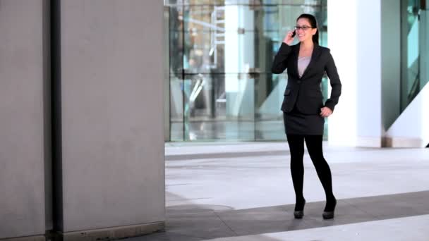 携帯電話でビジネス女性 — ストック動画