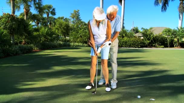 Volwassen dame leren om te golfen — Stockvideo