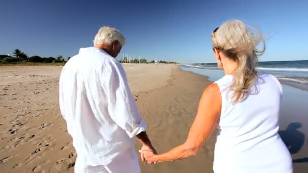 Здоровая пара, наслаждающаяся пляжем — стоковое видео