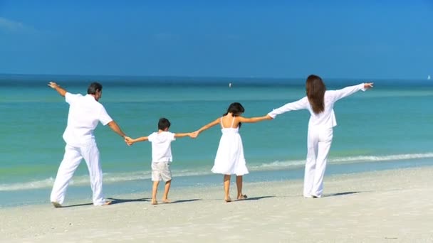 Gezonde familie spelen op het strand — Stockvideo