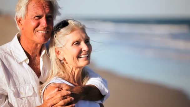 Gesundes & zufriedenes Paar im Ruhestand — Stockvideo