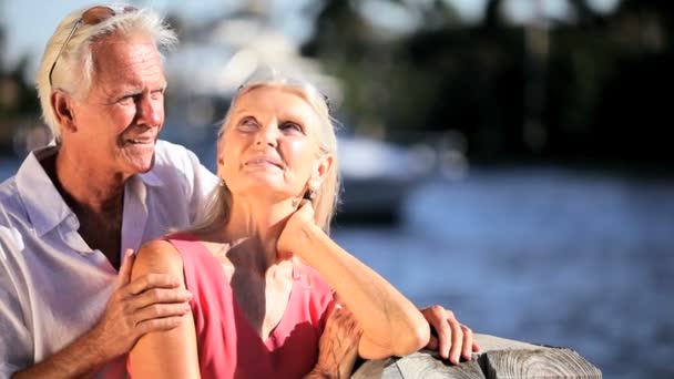 Portrait d'un couple de personnes âgées aimant — Video