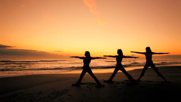 Exercícios de Yoga ao nascer do sol — Vídeo de Stock