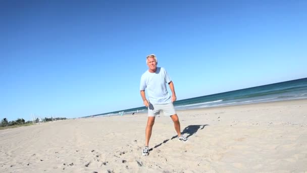 Leuke oefening op het strand — Stockvideo