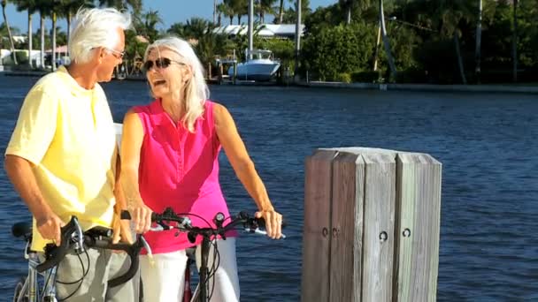 Idősek egészséges kerékpározás — Stock videók