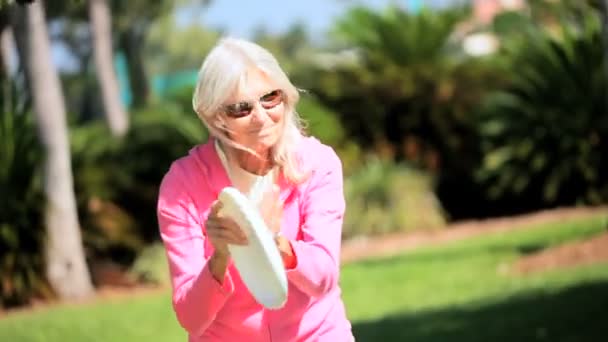 Mantendo-se apto com um Frisbee — Vídeo de Stock