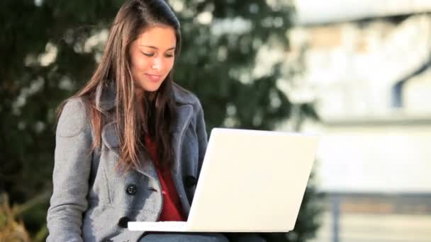 Joli jeune étudiant avec ordinateur portable — Video