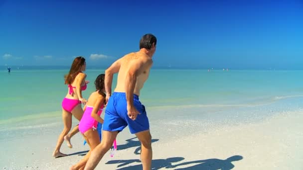 Jovem família desfrutando de férias na praia — Vídeo de Stock