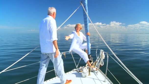 Pensionerat par njuter av yachting avkoppling — Stockvideo