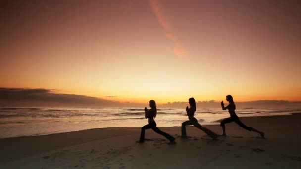 Meninas praia Yoga ao nascer do sol — Vídeo de Stock