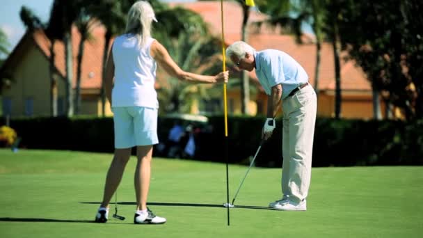 Seniors Golfing Estilo de vida — Vídeos de Stock