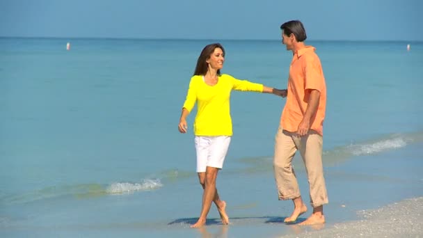 Atractiva pareja divirtiéndose en la playa — Vídeo de stock