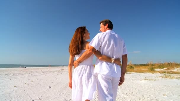 Loving Couple Walking the Beach — Stock Video
