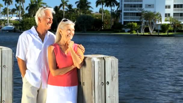 Rentnerpaar genießt Freizeit — Stockvideo