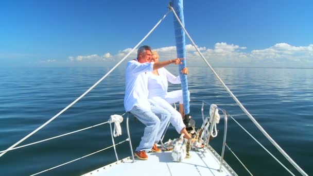 Senioři plachtění jejich luxusní jachty — Stock video
