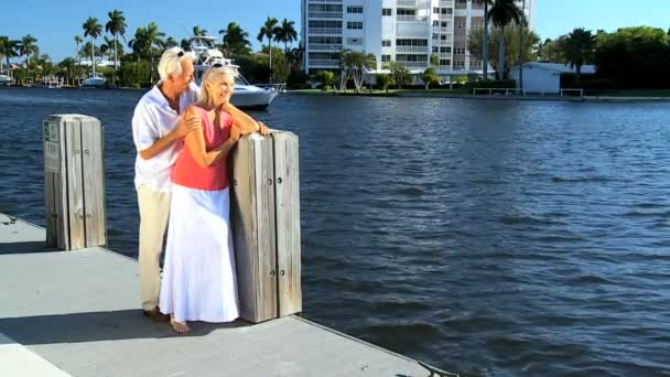 Seniorer njuter av tiden på en marina — Stockvideo