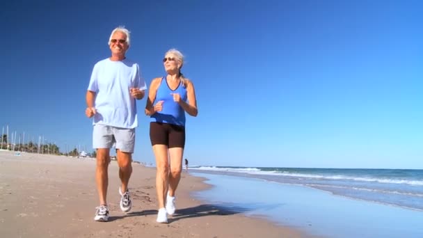 Rentnerpaar hält sich fit — Stockvideo