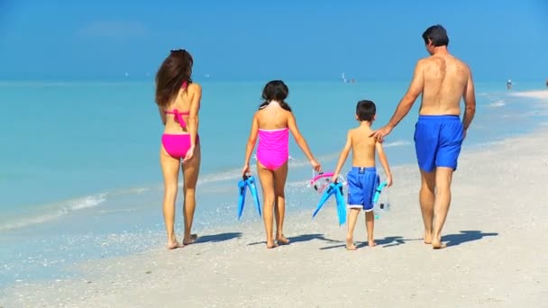 Jeune famille s'amuser en vacances — Video