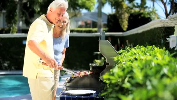 Senioren grillen gesund — Stockvideo