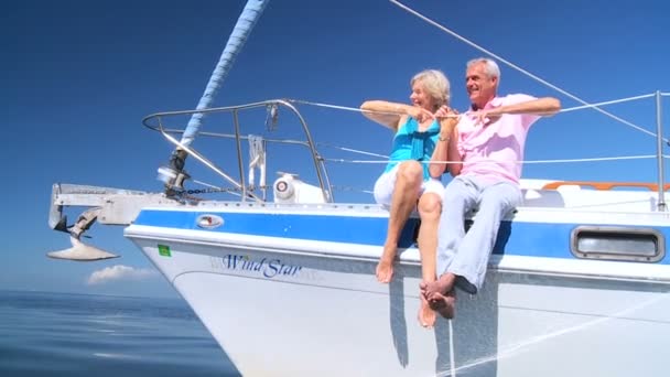 Seniors απολαμβάνοντας yachting χαλάρωση — Αρχείο Βίντεο