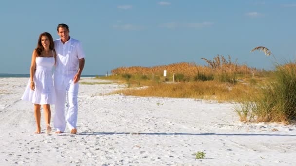 Casal descalço na praia — Vídeo de Stock